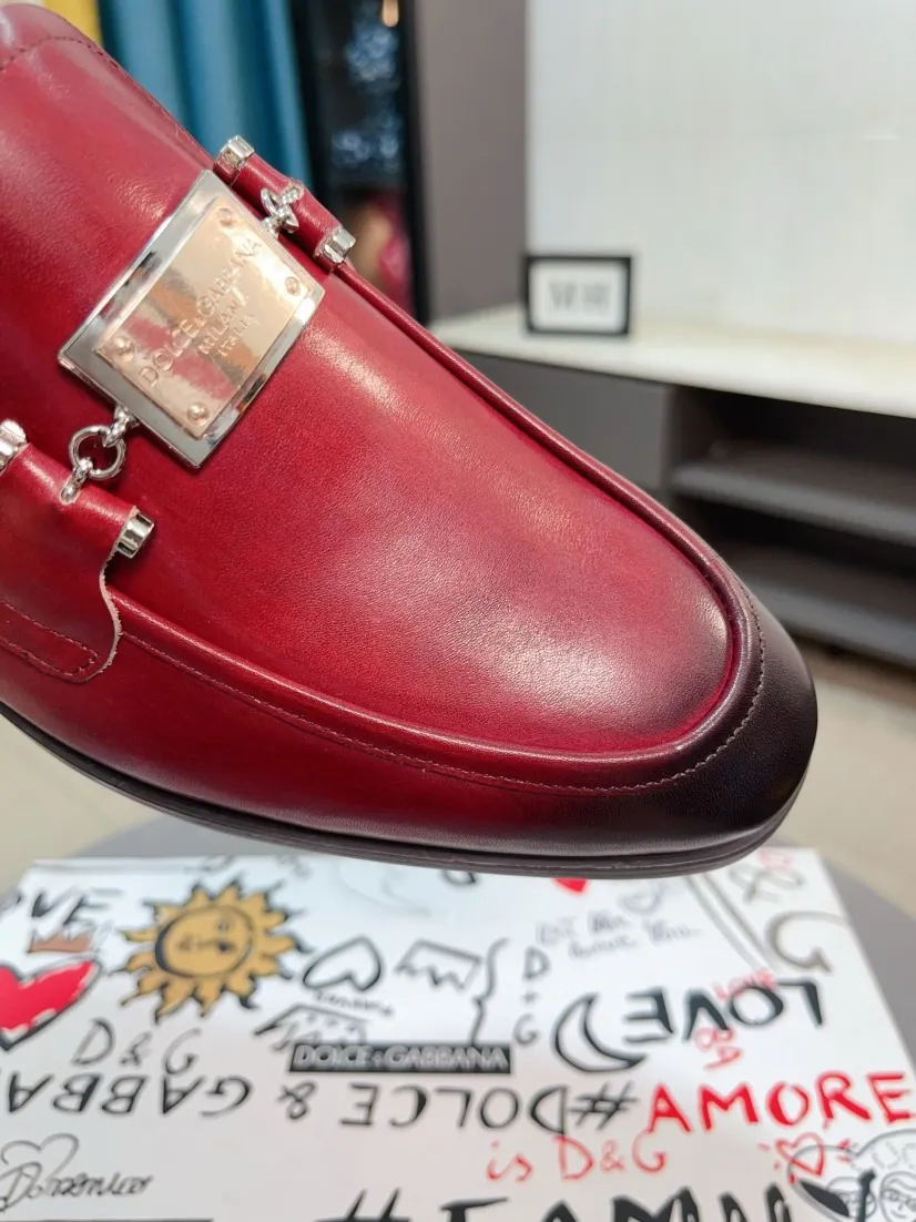 Men's shoes 💰540🌸🌸 [DG Dolce & Gabbana] High-end customized leather shoes. The upper is made of imported calf leather. Original hardware. I believe you will be impressed from the first time you see it. The avant-garde atmosphere can no longer fully interpret its elegance. AAA grade rubber outsole is super comfortable. The original cover last of the counter ensures its original version and quality. The upper is simple and the cowhide lining ensures its comfort and breathability. A pair of truly good shoes has its own unique soul, famous quality, and the first choice for successful people. Regular size 38-44 (45 customized)